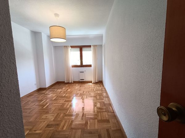 Ubicado en un espléndido sector de Madrid, cuenta con dos habitaciones, baño, sala comedor, cocina, terraza acristalada y un valor de alquiler de 1500 €. 